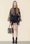 Mono corto de encaje y tansparencias con kimono bordado transparente para la línea Pre-Fall 2016 de Valentino