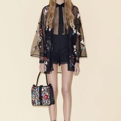 Mono corto de encaje y tansparencias con kimono bordado transparente para la línea Pre-Fall 2016 de Valentino