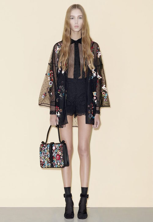 Mono corto de encaje y tansparencias con kimono bordado transparente para la línea Pre-Fall 2016 de Valentino