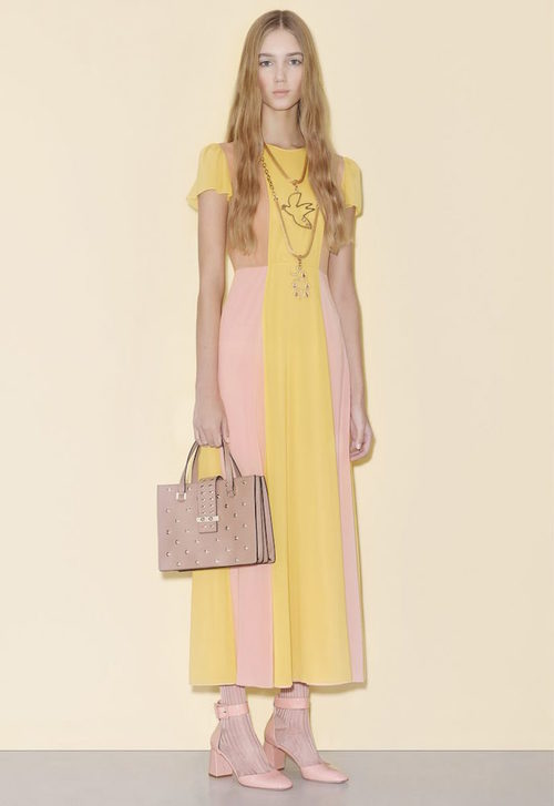Vestido largo estilo retro en amarillo y rosa pastel para la línea Pre-Fall 2016 de Valentino