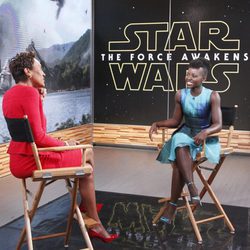 Lupita Nyongo con Robin Roberts en Good Morning America! para la presentación de 'Star Wars'