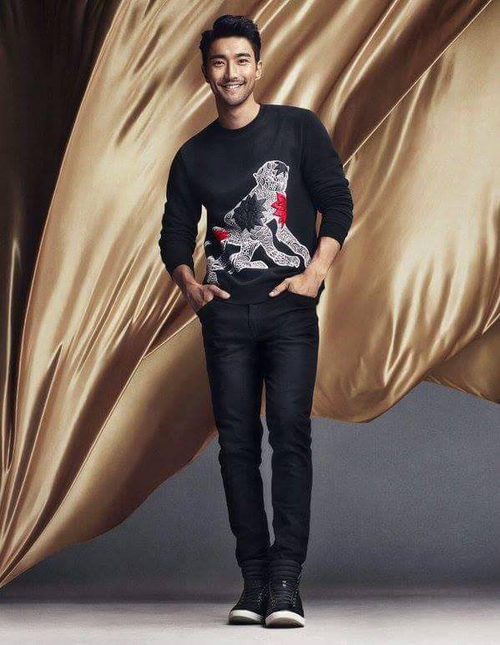 Total black en prendas masculinas para la línea 'We are in love' de la colección H&M para el año nuevo chino