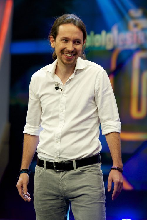 Pablo Iglesias con camisa blanca