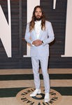 Jared Leto con traje de y pajarita en color serenity 