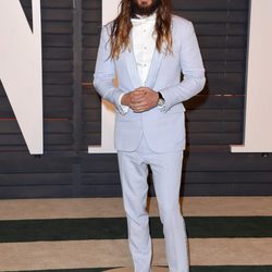 Jared Leto con traje de y pajarita en color serenity 