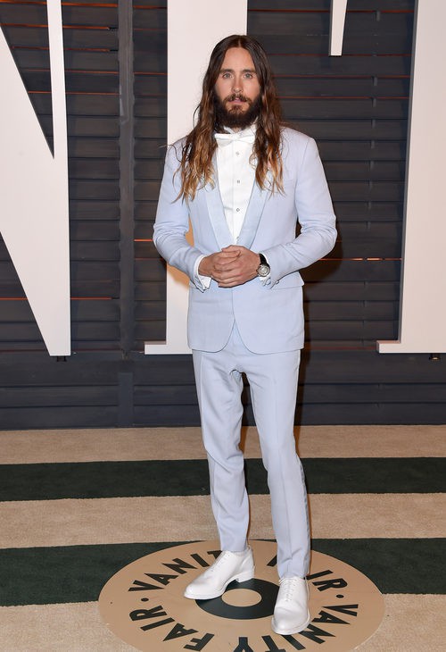 Jared Leto con traje de y pajarita en color serenity 