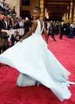 Lupita Nyong'o con vestido de corte griego sin tirantes y plisado con mucho vuelo en color serenity
