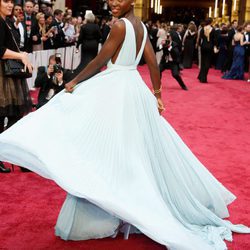 Lupita Nyong'o con vestido de corte griego sin tirantes y plisado con mucho vuelo en color serenity