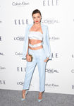 Miranda Kerr con conjunto de americana, croptop y pantalones de pinza en color serenity