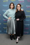 Alexa Chung con jersei en color serenity 