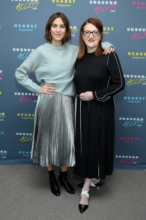 Alexa Chung con jersei en color serenity 