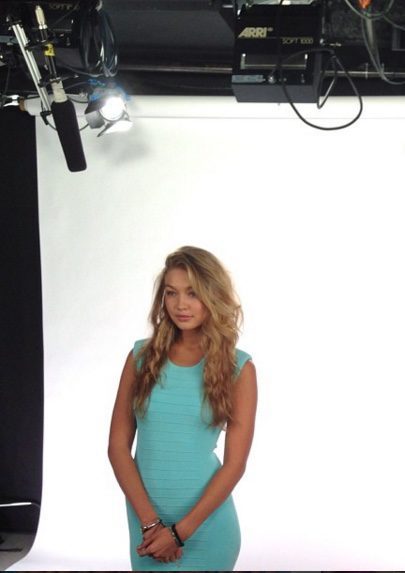 Gigi Hadid con vestido ajustado en color serenity