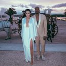 Kim Kardashian con vestido túnica en color serenity