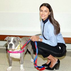 Irina Shayk con blusa en color serenity 