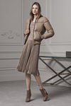 Abrigo y falda midi plisada en tonos neutros de Ralph Lauren para la colección Pre-Fall 2016