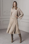 Jersey con mangas acampanadas, falda y botas de ante de Ralph Lauren para la colección Pre-Fall 2016