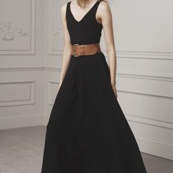 Vestido con vuelo negro y maxi cinturón en cuero marrón de Ralph Lauren para la colección Pre-Fall 2016