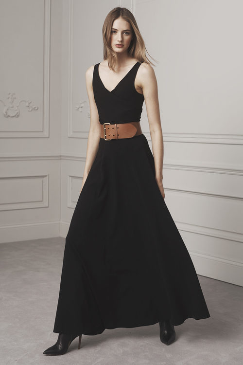 Vestido con vuelo negro y maxi cinturón en cuero marrón de Ralph Lauren para la colección Pre-Fall 2016