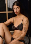 Conjunto de lencería negro con puntitos rojos de la colección invierno 2016 de & Other Stories
