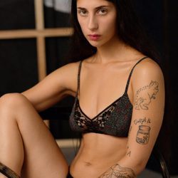 Conjunto de lencería negro con puntitos rojos de la colección invierno 2016 de & Other Stories