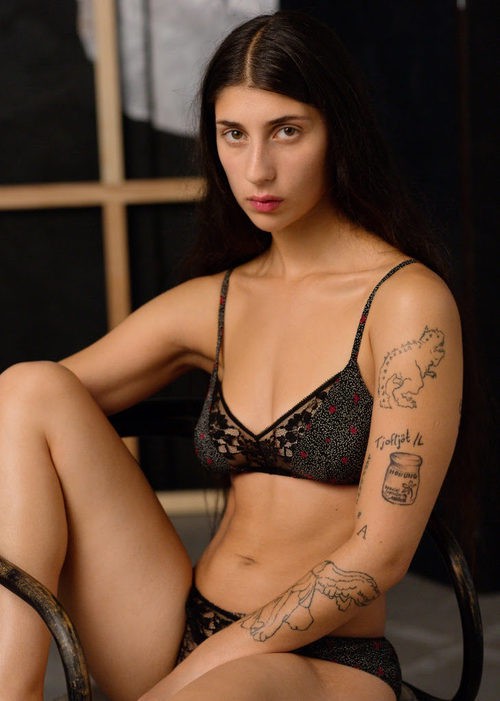 Conjunto de lencería negro con puntitos rojos de la colección invierno 2016 de & Other Stories