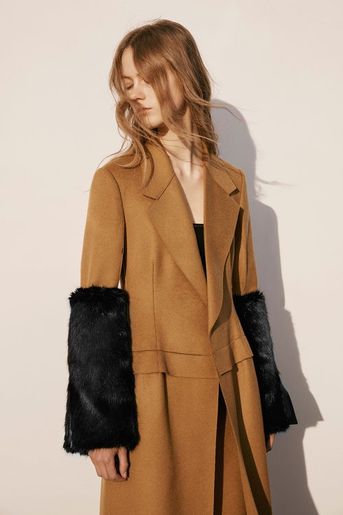 Abrigo camel con mangas de piel de la colección Pre-Fall 2016 de Calvin Klein