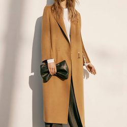 Abrigo camel y pantalones campana con bolso de mano negro de la colección Pre-Fall 2016 de Calvin Klein