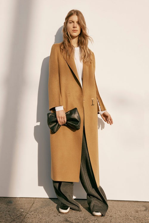 Abrigo camel y pantalones campana con bolso de mano negro de la colección Pre-Fall 2016 de Calvin Klein