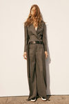 Conjunto americana y pantalón gris con deportivas de la colección Pre-Fall 2016 de Calvin Klein