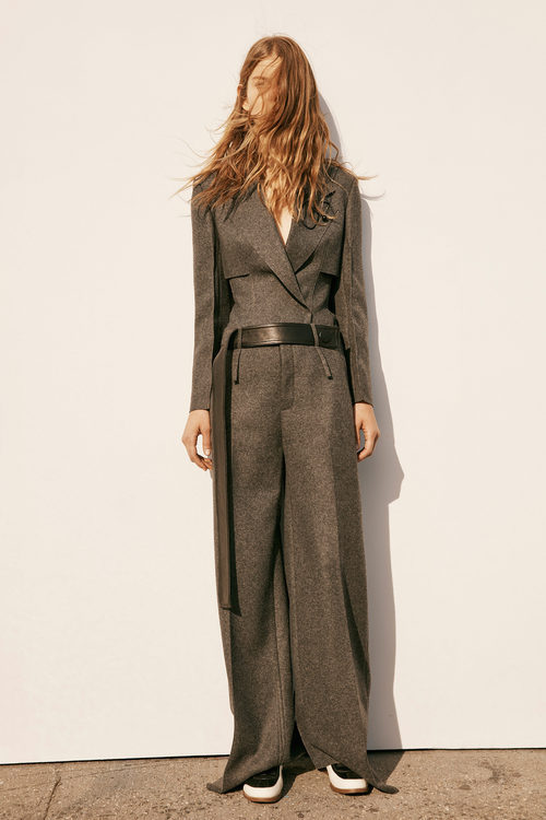 Conjunto americana y pantalón gris con deportivas de la colección Pre-Fall 2016 de Calvin Klein