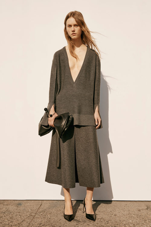 Jersey holgado con escote en uve y pantalones anchos de la colección Pre-Fall 2016 de Calvin Klein