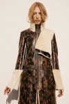 Abrigo en print animal con mangas y cuello de pelo de la colección Pre-Fall 2016 de Calvin Klein