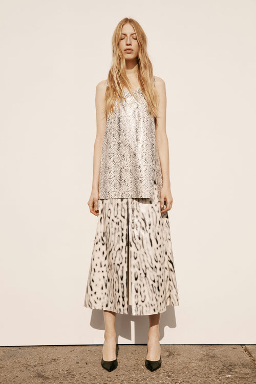 Camiseta sin tirantes y falda en print animal Pre-Fall 2016 de Calvin Klein