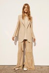 Conjunto camel con americana y pantalón campana de la colección Pre-Fall 2016 de Calvin Klein