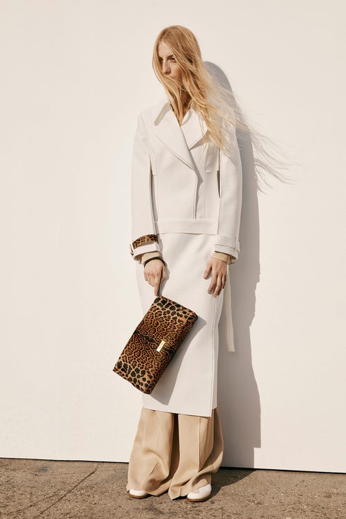 Conjunto total white y bolso de mano en print animal de la colección Pre-Fall 2016 de Calvin Klein