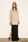 Vestido camisero en camel y falda larga negra abierta de la colección Pre-Fall 2016 de Calvin Klein