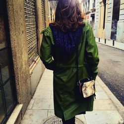 Sara Sálamo con bolso pequeño en print de serpiente de Paula Franco