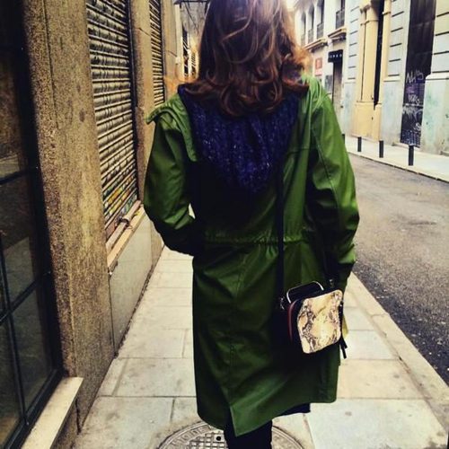 Sara Sálamo con bolso pequeño en print de serpiente de Paula Franco