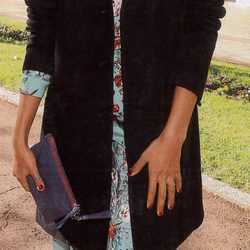 Berta Vázquez con bolso de mano azul de Paula Franco