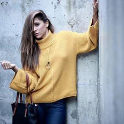 Mariam Hernández con jersey amarillo y bolso negro de Paula Franco