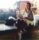 Dafne Fernández leyendo con bolso saco negro de Paula Franco
