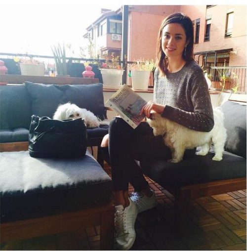 Dafne Fernández leyendo con bolso saco negro de Paula Franco