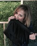 Marta Larralde con bolso de flecos negro de Paula Franco