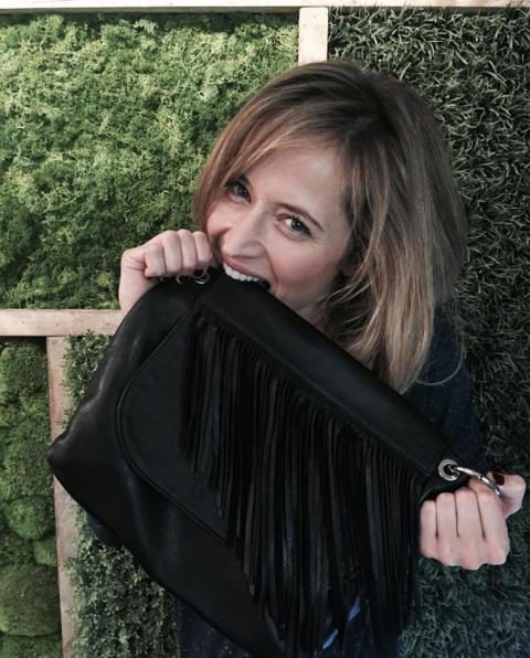 Marta Larralde con bolso de flecos negro de Paula Franco
