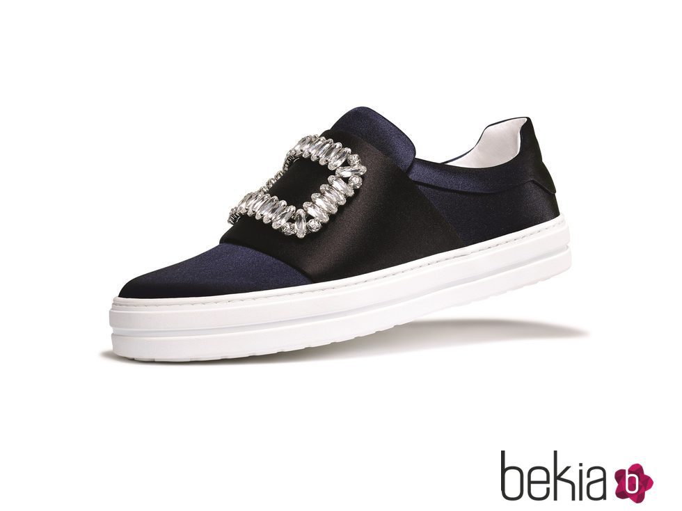Zapatilla negra con hebilla de la colección 'Sneaky VIV' de Roger Vivier