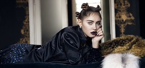 Iris Law en la campaña de 'Illustrated People for Violetta Fancies'
