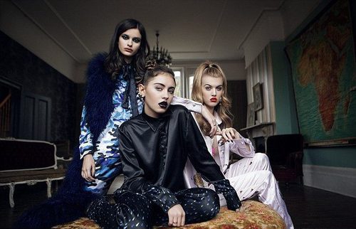 Iris Law con pijama negro de seda de 'Illustrated People for Violetta Fancies'
