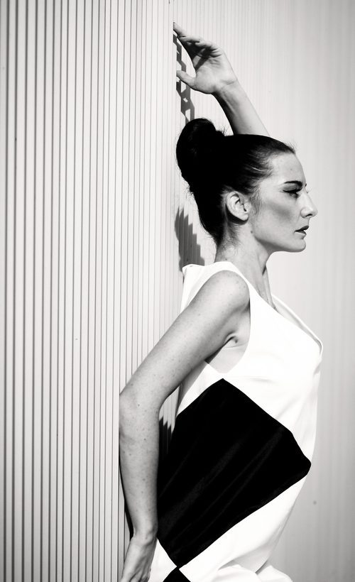 Vestido recto sin mangas en blanco y negro de Natalia de Lara