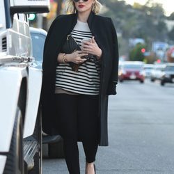 Hilary Duff luce un estilismo invernal con unas chanclas veraniegas