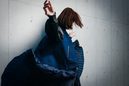 Chaqueta con mangas de cuero y falda plisada de la colaboración 'NikeLab x Sacai' para 2016